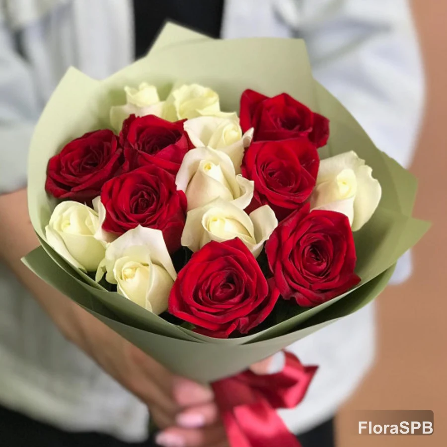 Букет «из красных и белых роз 15 шт. (40...»