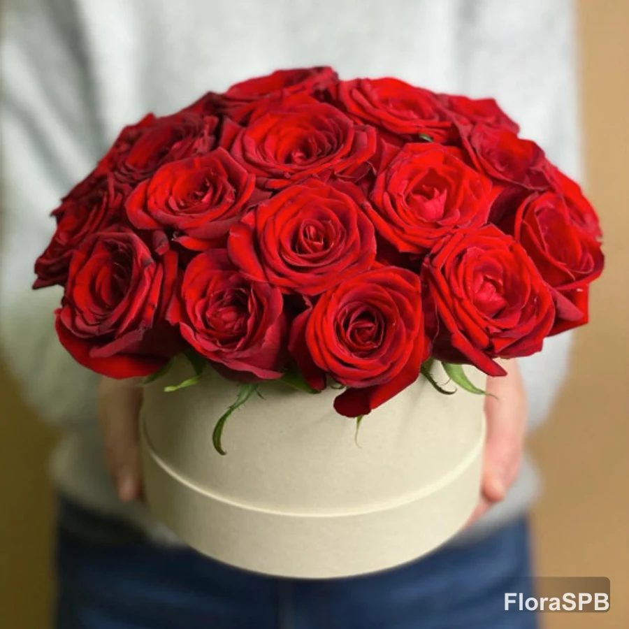 Красные розы в шляпной коробке S
